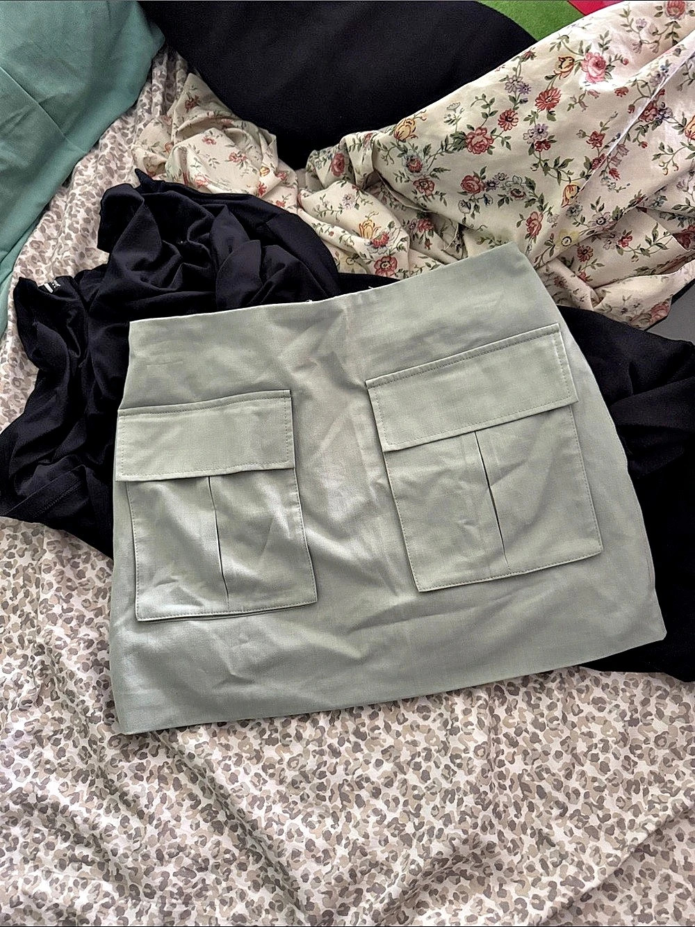 Forever 21 Mini Skirt in Green Size Small Like New